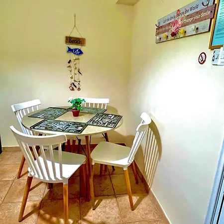 Charming Seaside Haven 1br Flat Apartmán